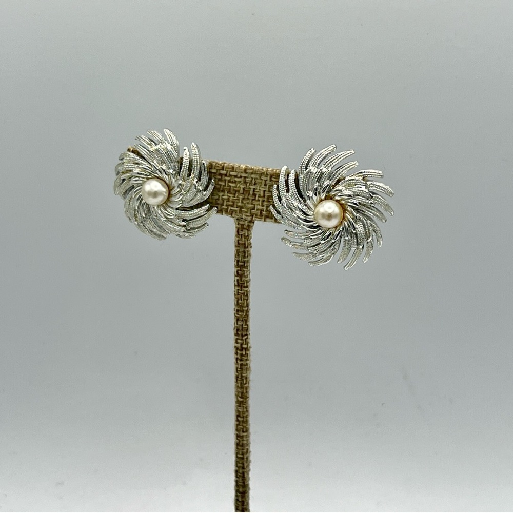 Vintage SARAH COVENTRY clip on silver tone flower faux pearl earrings - Picture 3 of 6